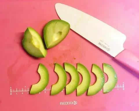 第1步：牛油果切半，取半个切薄片。