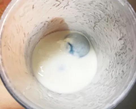 第3步：将面粉、水搅拌均匀。