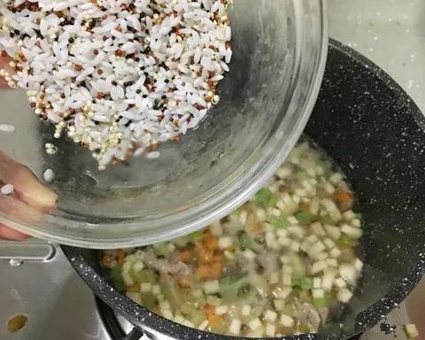 加适量清水煮开，倒入泡好的藜麦和大米。