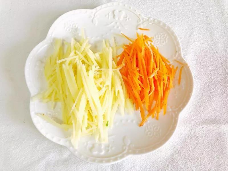 土豆和胡萝卜切丝，放入蒸锅中蒸至适合宝宝咀嚼的软硬程度。