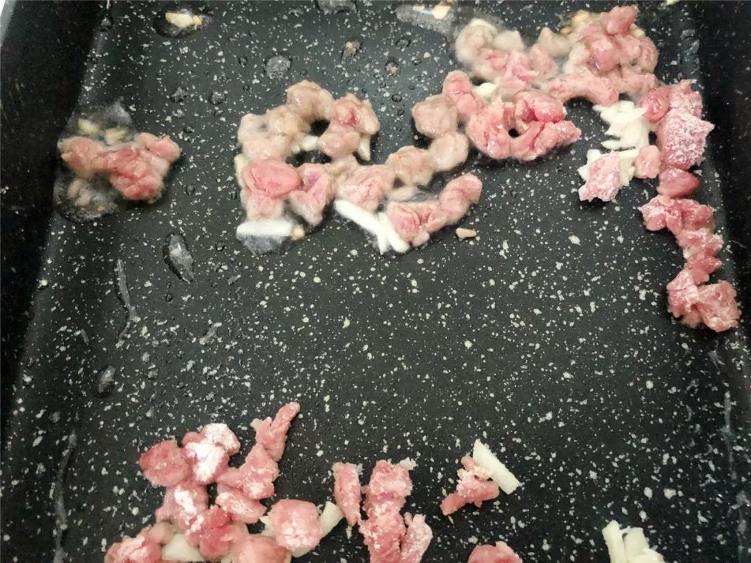 平底锅倒3克左右的油，放入牛肉丁快炒，炒至肉变色盛出。