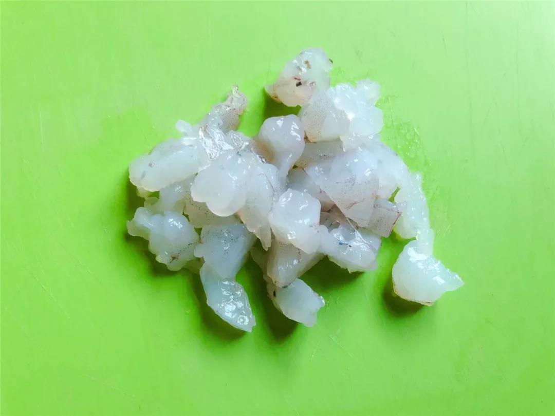 虾仁洗净后切成小段。