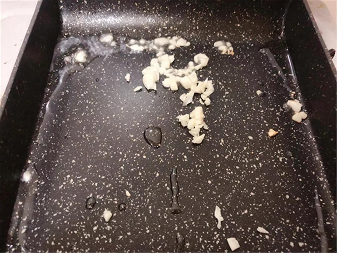 平底锅倒入油，放入蒜末爆香（不放也可）。