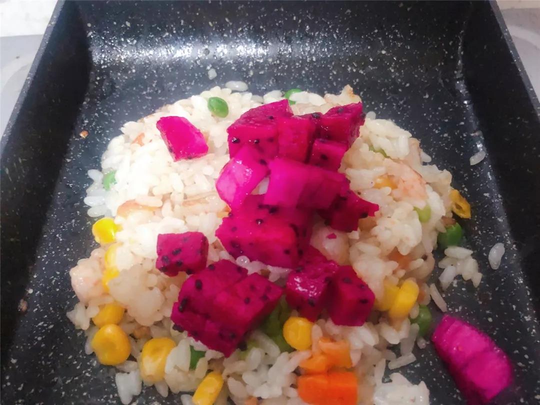 最后倒入火龙果，小火炒至米饭上色，出锅装盘。