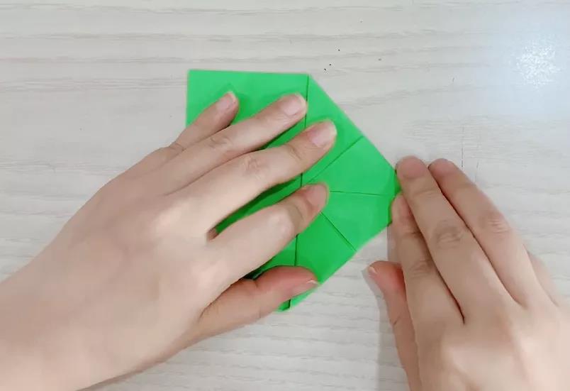 步骤3：反过来，将两个尖角向中心折。