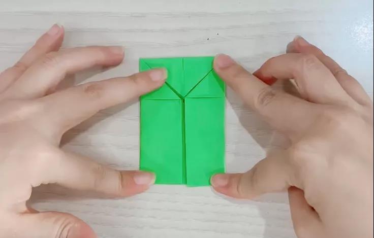 步骤5：尖角向下折。