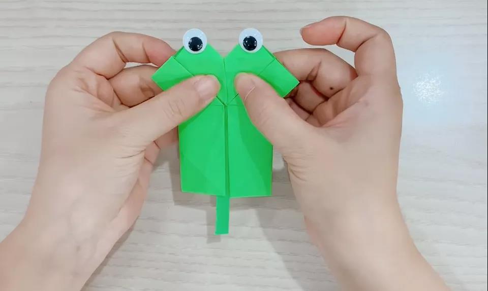 步骤8：顶端贴上2只小眼睛，没有的话可以用白色黑色卡纸剪出来。