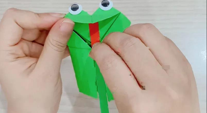 步骤9：剪一条小青蛙的舌头贴好，外面稍微卷一点，一只小青蛙就做好啦！