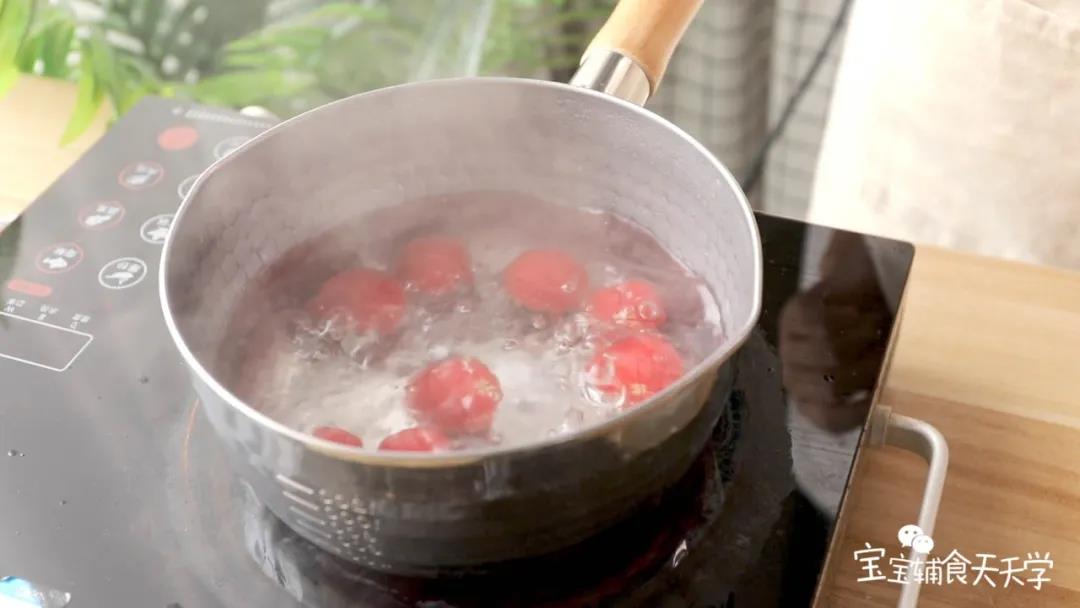 烧开一锅水，小番茄下锅焯水30秒-1分钟