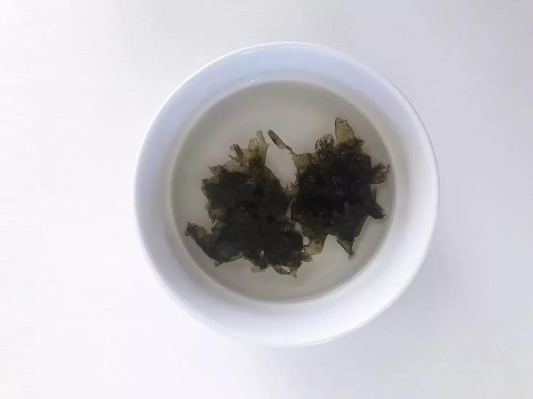 第2步：紫菜加水泡发。
