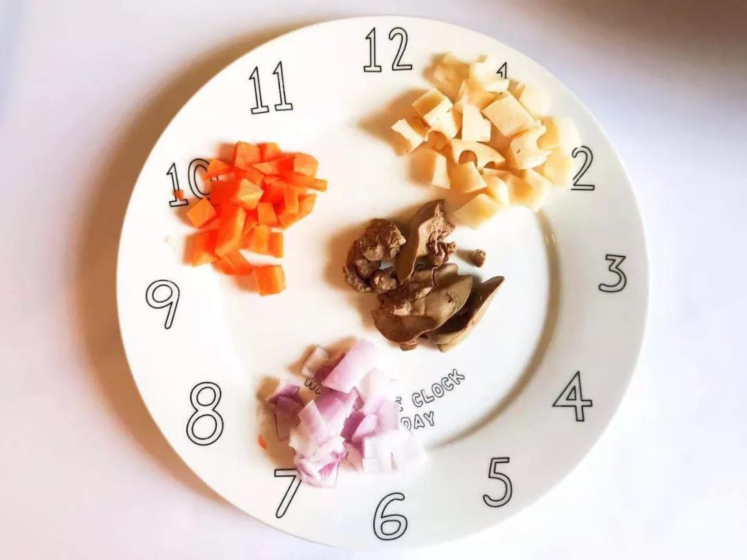 鸡肝去掉筋膜掰成块，洋葱、胡萝卜、莲藕切碎备用。