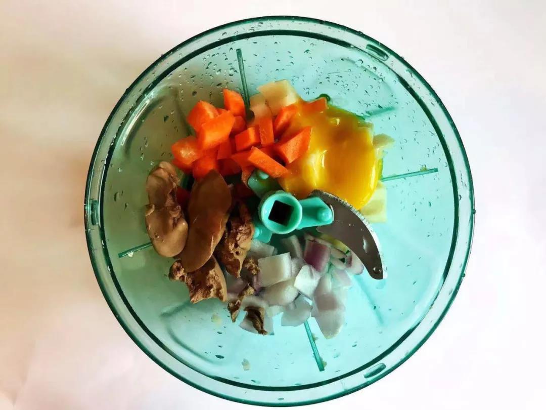 一起放入搅拌机，磕入鸡蛋。