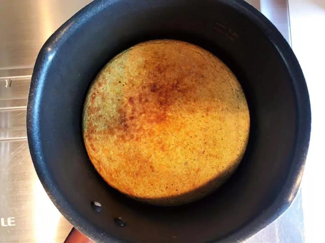 小火煎至表面凝固，翻面，继续小火煎1分钟左右。