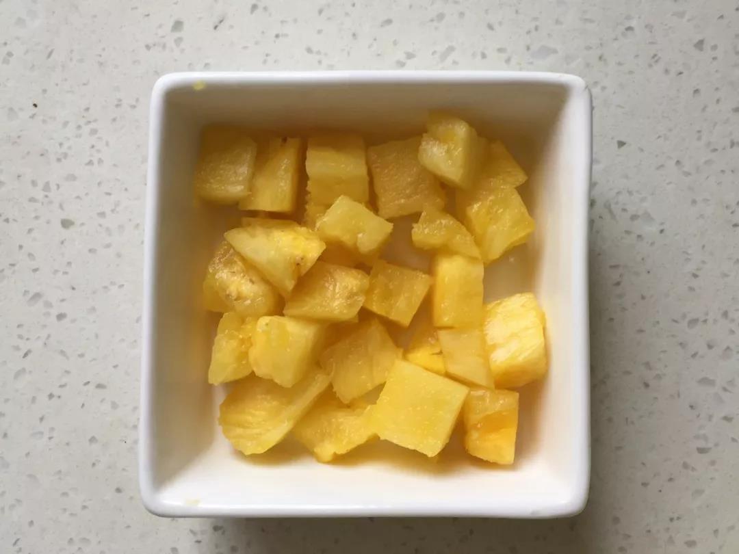 菠萝切丁。