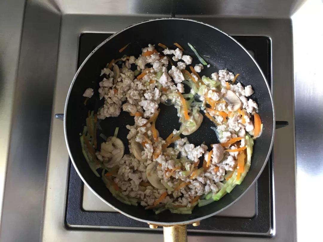 倒入猪肉翻炒均匀。