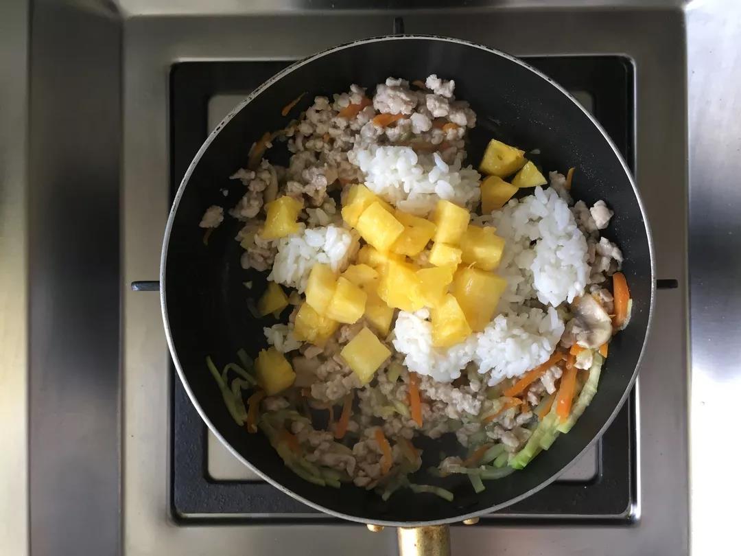 倒入米饭和菠萝翻炒。