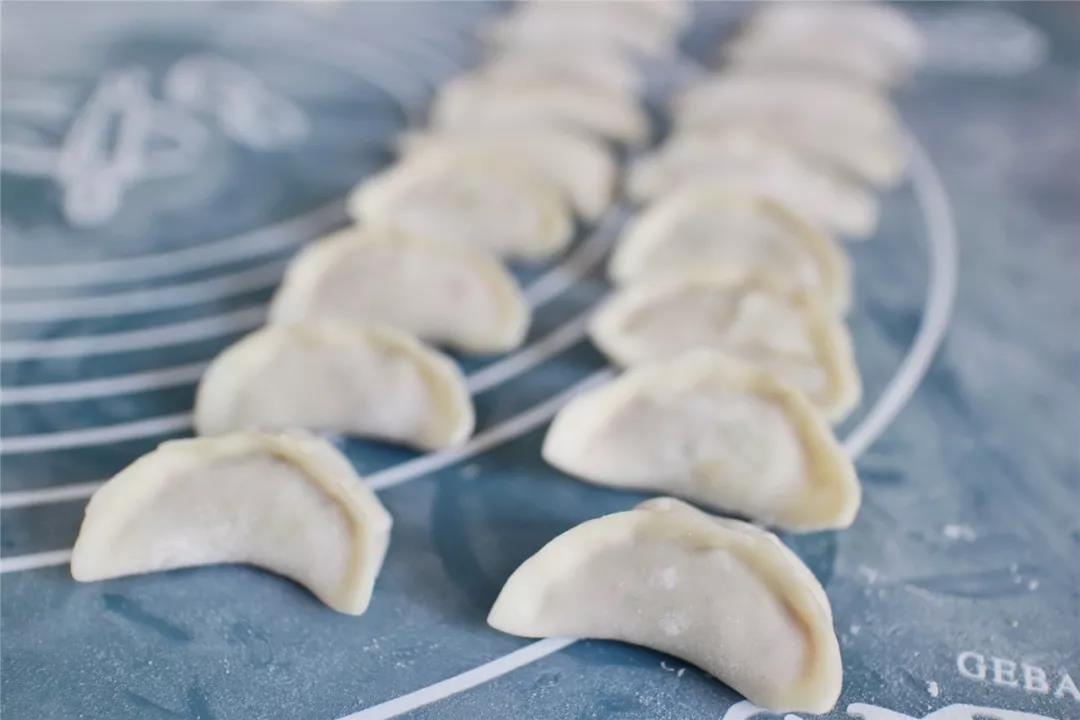 依次包好所有水饺。