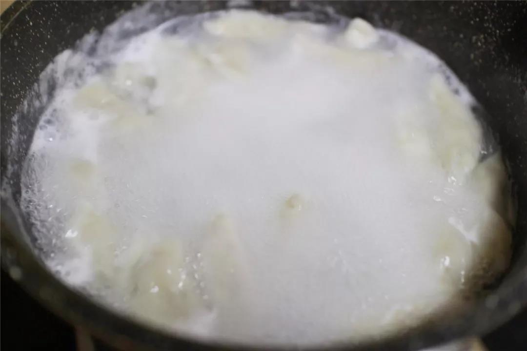 锅中煮水，水开后调整成中小火放入水饺。