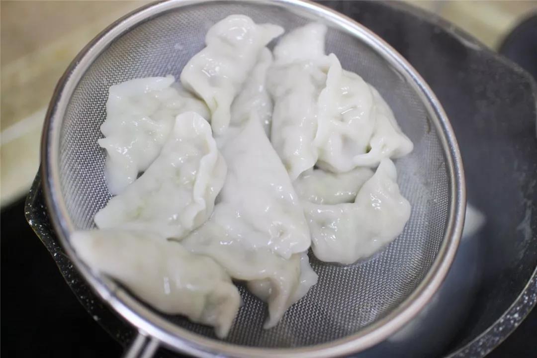 饺子煮熟后捞出。