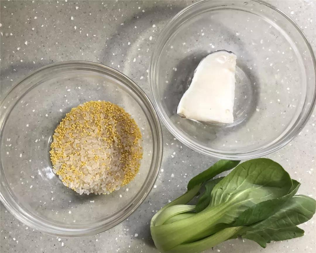 第1步：准备食材。如果是冷冻的鳕鱼，提前放冷藏室解冻。