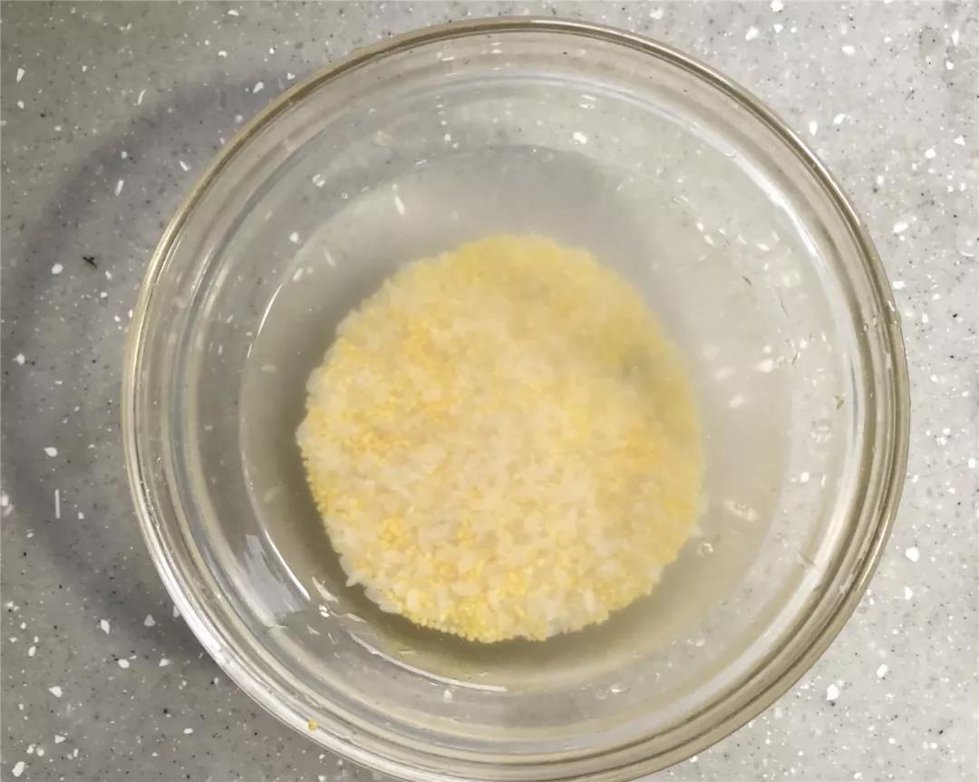 第2步：将大米和小米淘洗干净，加水放锅里熬煮。