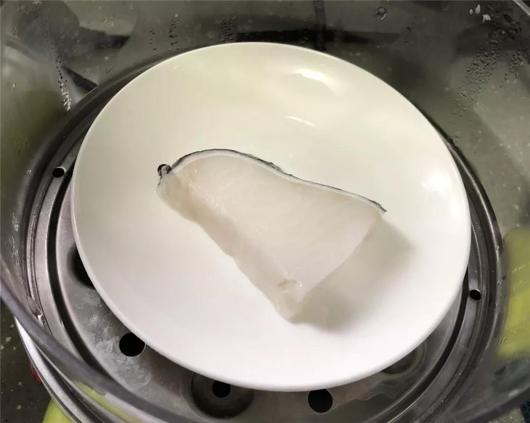 第4步：鳕鱼放蒸锅内蒸15分钟蒸熟。