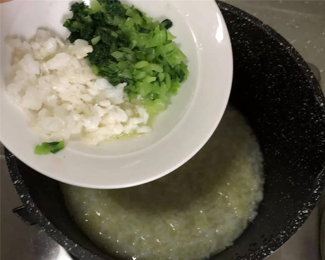 第6步：把切好的鳕鱼、油菜叶碎放入煮好的双米粥中，搅拌均匀即可盛出。