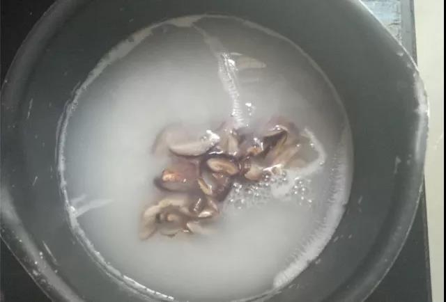 大米加入适量清水煮开，放入香菇，小火煮15分钟。