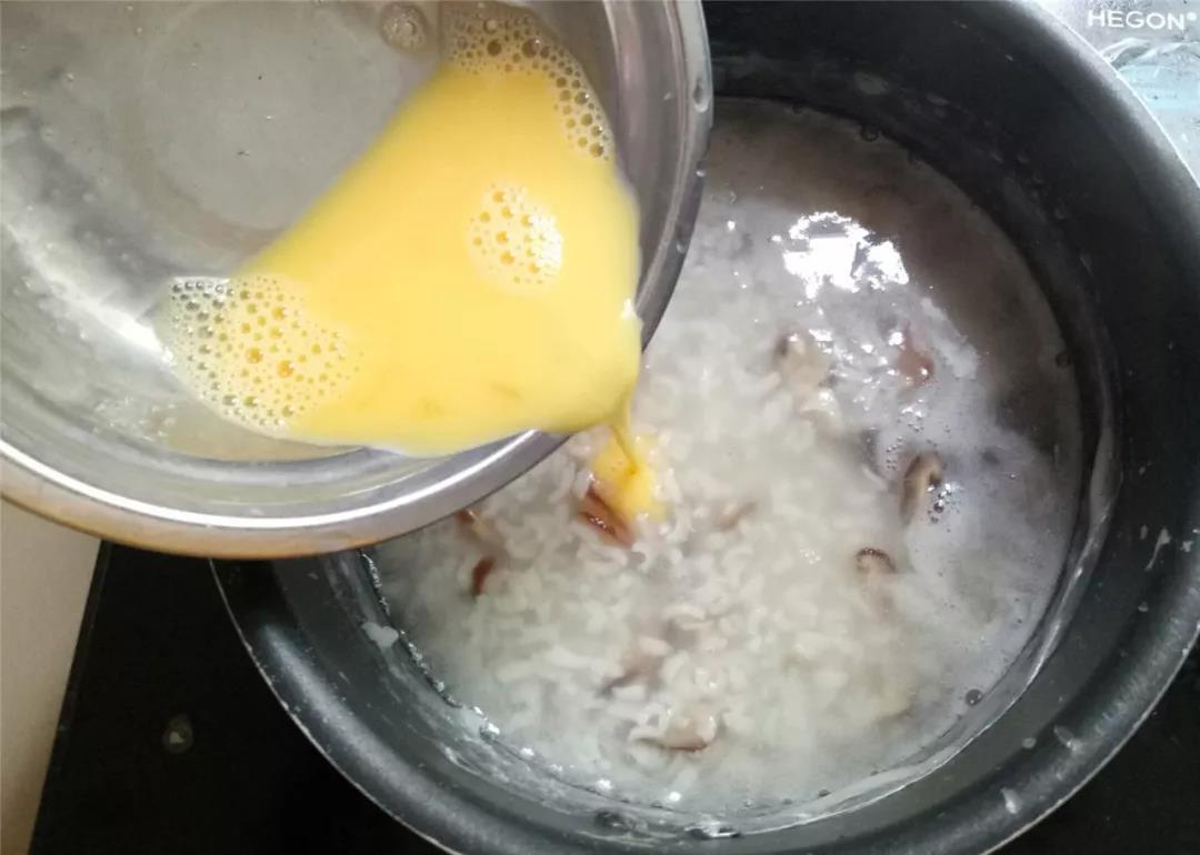 倒入打散的鸡蛋，边倒边搅拌。