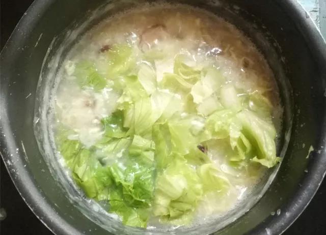 倒入生菜，1分钟后熄火即可。