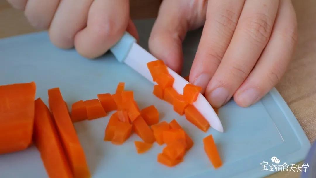 把胡萝卜切碎