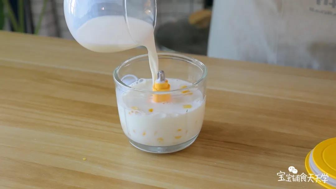 把玉米粒放入搅拌机中，倒入牛奶