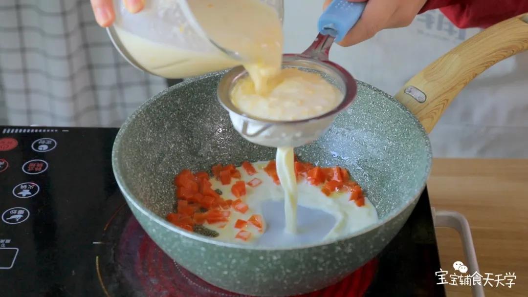 炒软后过筛加入玉米牛奶，开最小火