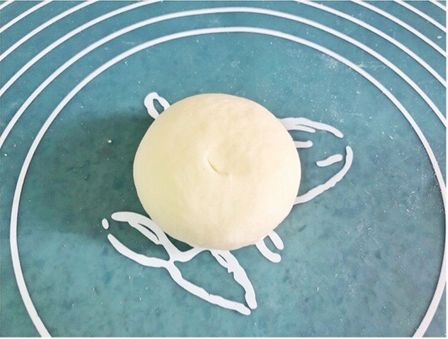 面粉加水揉成偏柔软的面团。