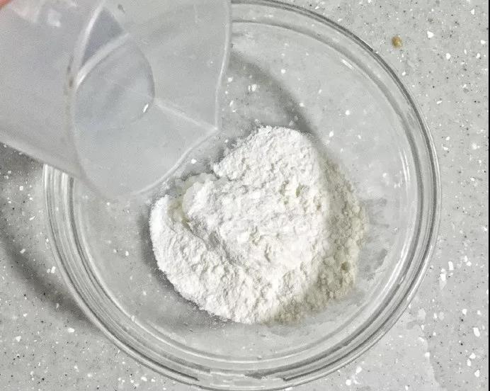 鳕鱼泥和面粉混合到一起，慢慢加水搅拌成粘稠的面糊。