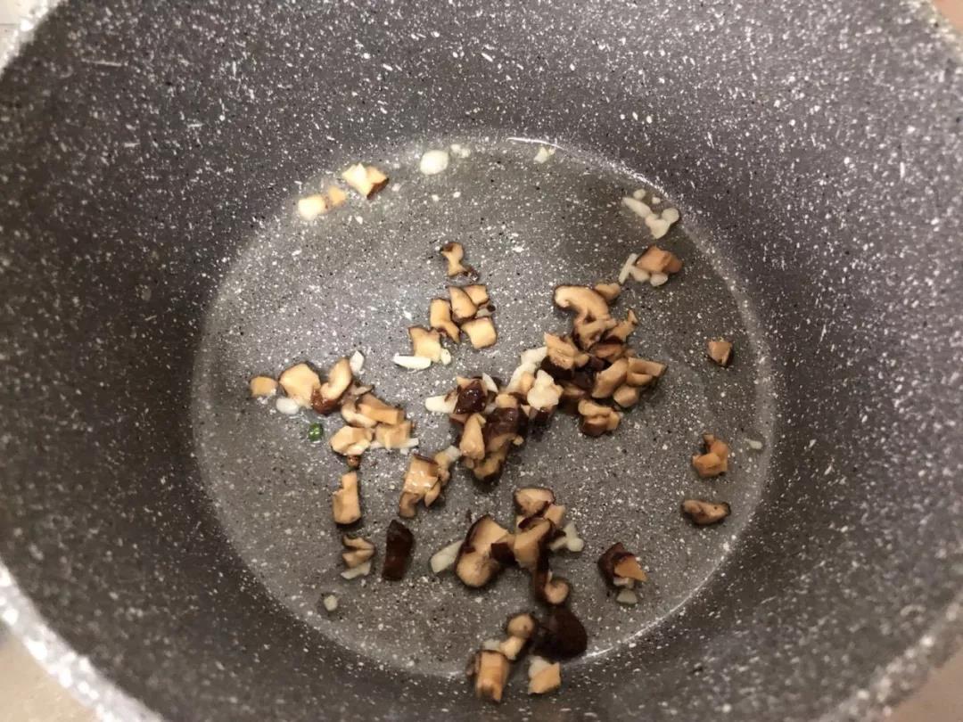第5步：蒜末和香菇碎入油锅炒出香味。