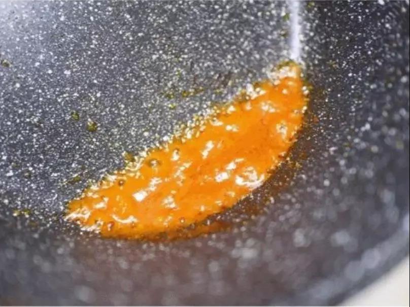 第4步：不粘锅小火放一点油，倒入洋葱翻炒出香味后倒入自制番茄酱加热至颜色变鲜艳，变浓稠关火，披萨酱就好了。