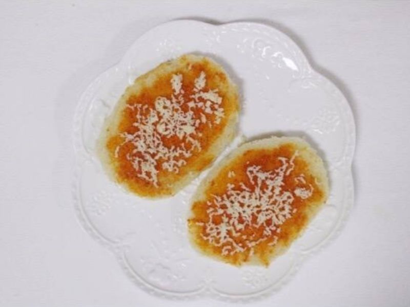 第7步：撒上一半的奶酪碎。