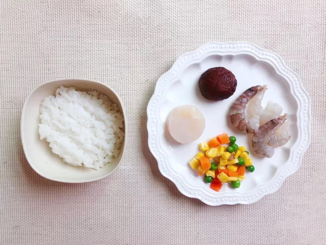  准备好食材，玉米豌豆胡萝卜提前解冻洗净。