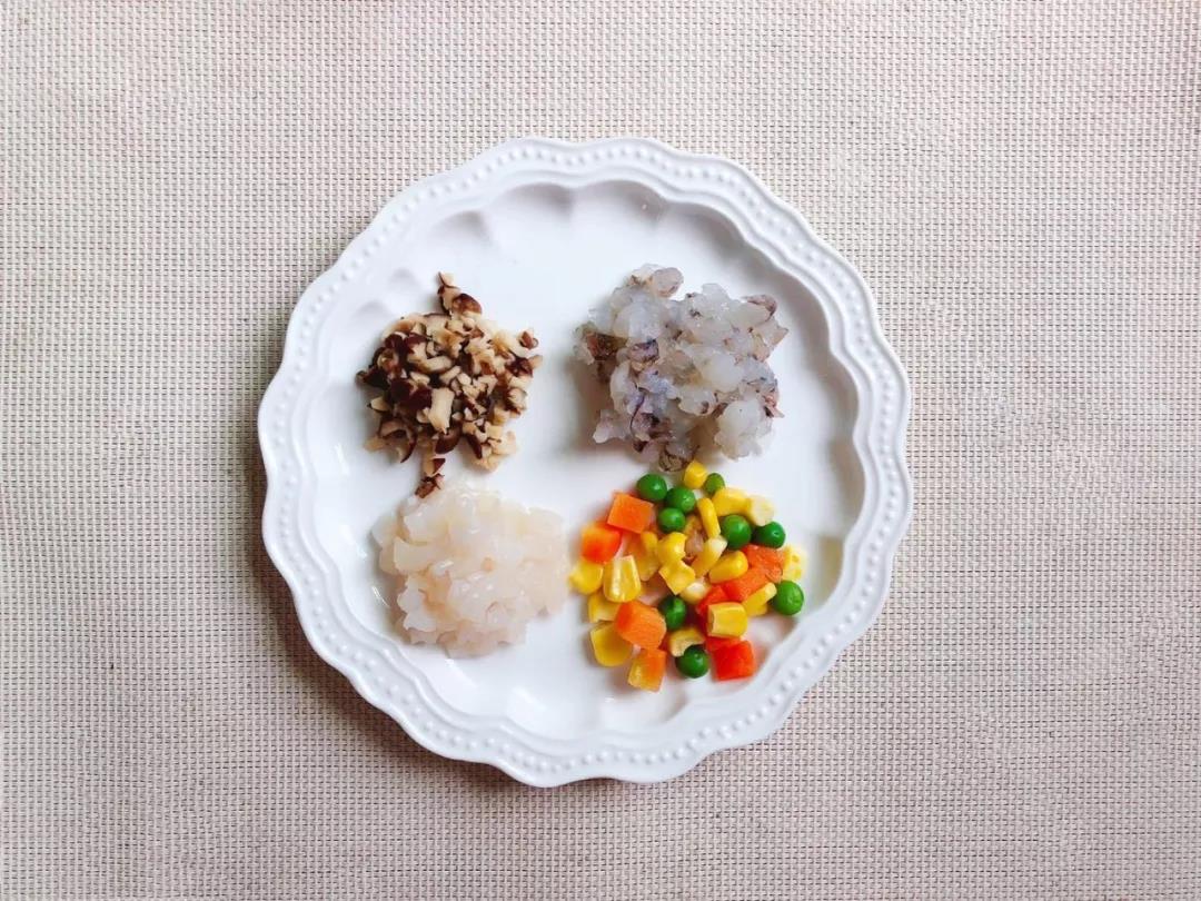 虾仁、带子提前解冻洗净切碎。干香菇提前泡发，洗净去蒂切碎。