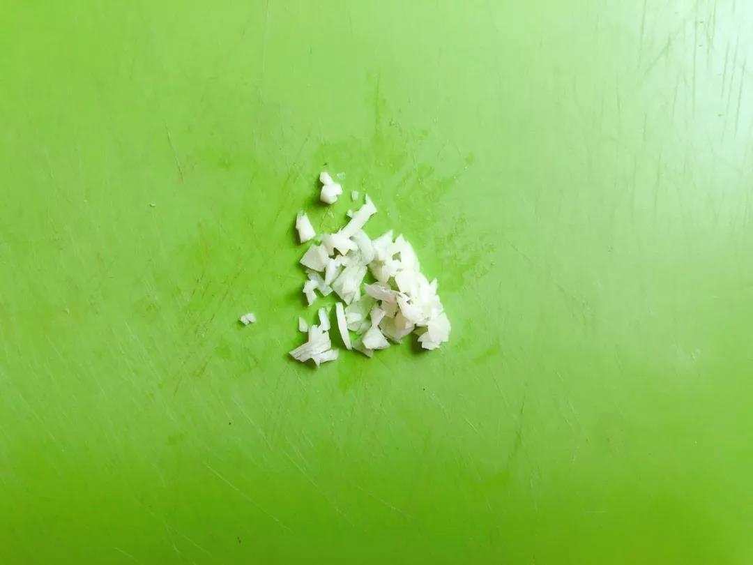 蒜去皮洗净切碎。