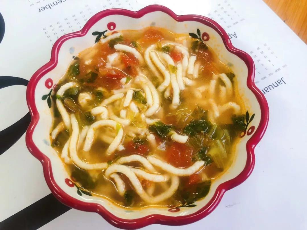 生菜西红柿煮鸡贝米线