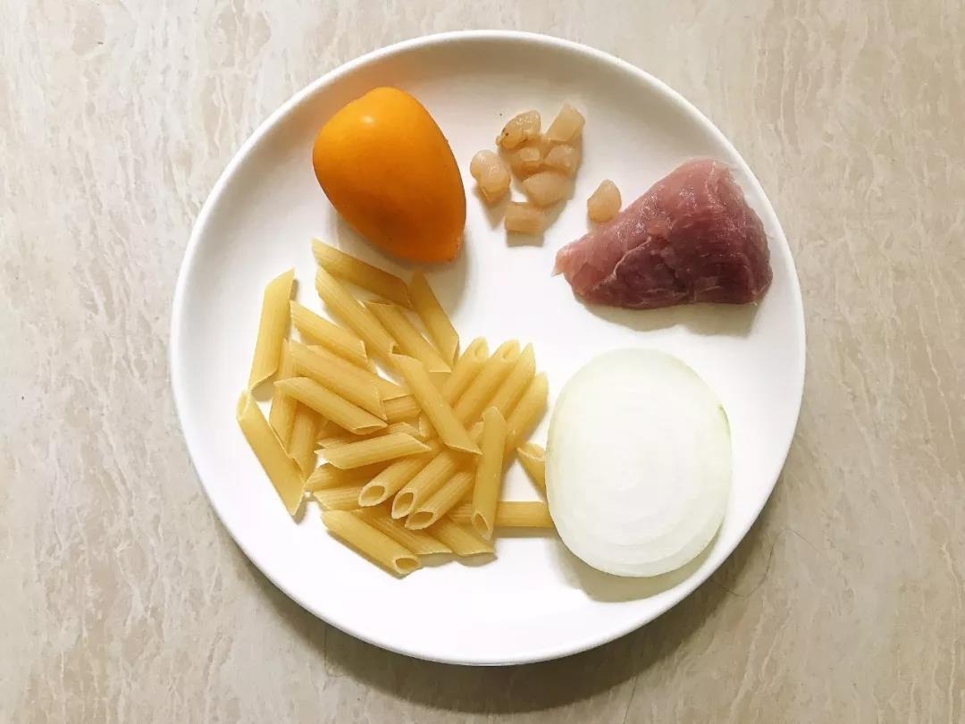 第1步：猪肉、干贝、洋葱、西红柿分别洗净。