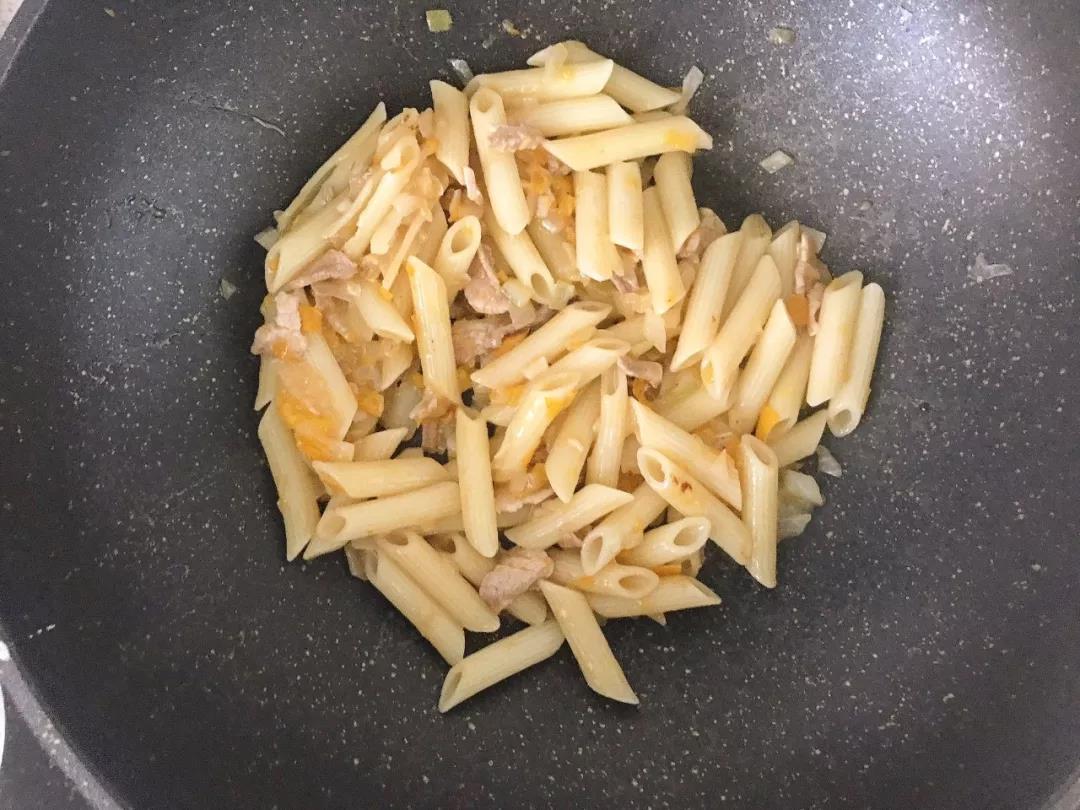 第6步：所有食材一起翻炒均匀即可出锅。