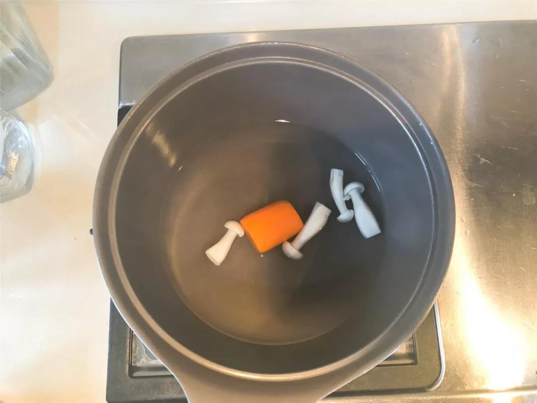 胡萝卜和白玉菇放入锅中加水煮熟。