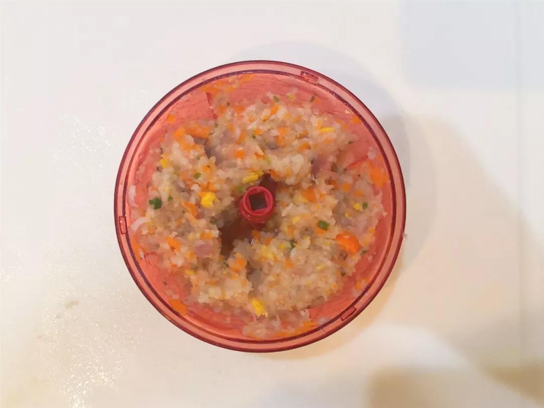 将除去鸡蛋液和油以外的所有食材绞碎。