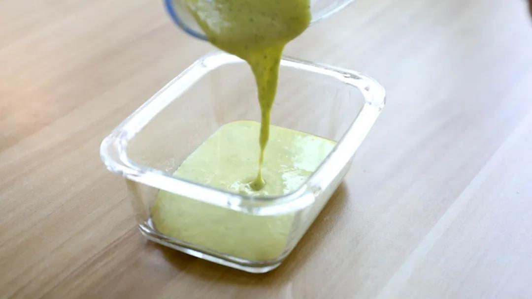 倒入面糊，盖上保鲜膜