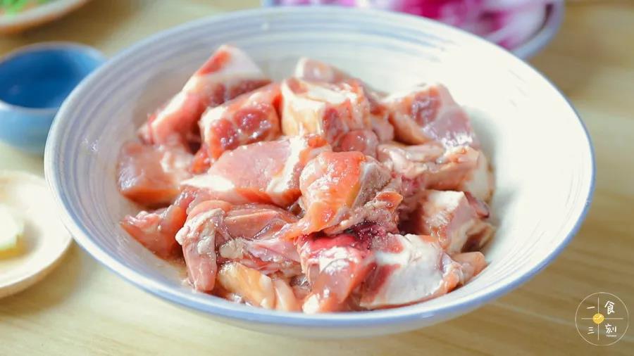 排骨放入酱油、食用油腌制30分钟