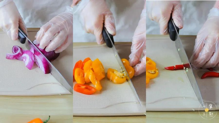 洋葱切条，彩椒切块，小米辣切粒