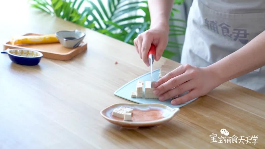 第3步：把豆腐切小块